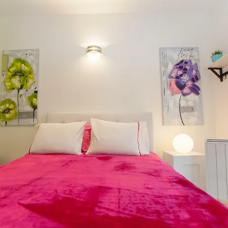 Ana's Sunny Apartment
